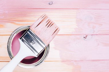 ahşap yüzey üzerinde pembe boya fırça üstten görünüm açık olabilir
