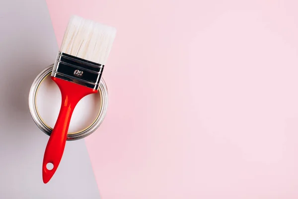 Bovenaanzicht Van Rood Penseel Open Kan Van Witte Verf Roze — Stockfoto