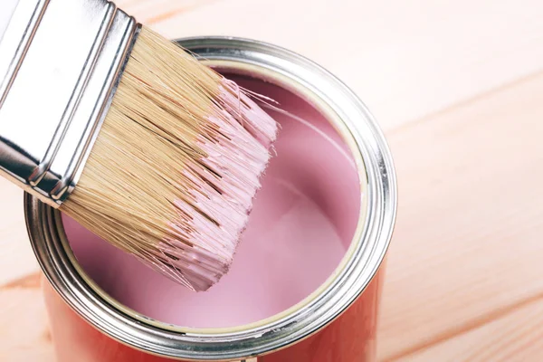 Primer Plano Cepillo Lata Abierta Pintura Rosa Superficie Madera —  Fotos de Stock