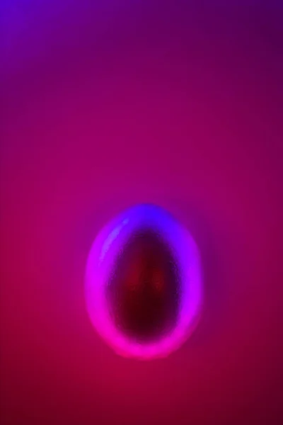 Glossy Red Egg op Creative duotoon trendy Neon achtergrond. — Stockfoto