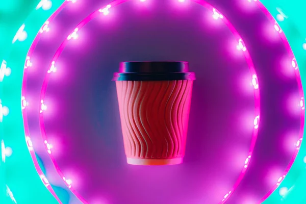 Café para ir copo de artesanato circulando em luz de néon led . — Fotografia de Stock