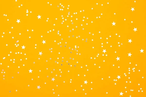 Estrellas blancas sobre fondo amarillo brillante . — Foto de Stock