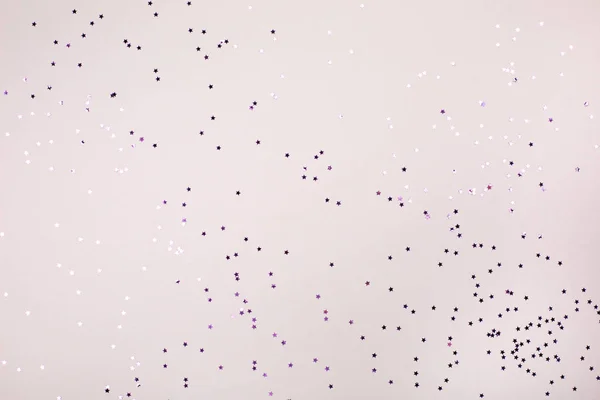 灰色の背景に小さな紫色の星 — ストック写真