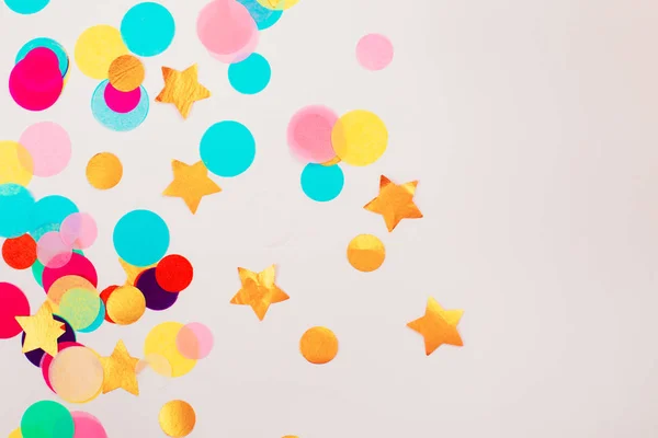 Multicolor confetti op grijze achtergrond. — Stockfoto