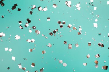 Sarı zeminde düşen gümüş konfeti.