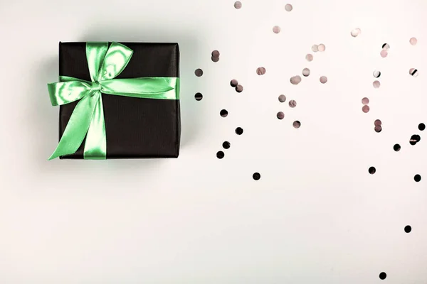 Μαύρο κουτί δώρου με δυόσμο τόξο σε λευκό φόντο — Φωτογραφία Αρχείου