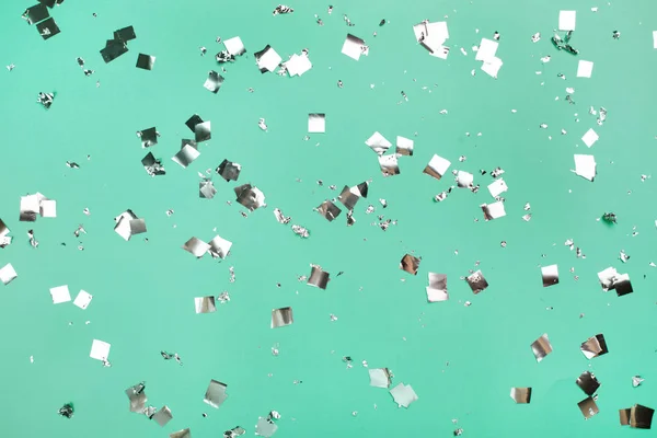 Queda de prata confetti em pano de fundo de hortelã . — Fotografia de Stock