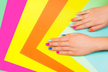 Modaya uygun renklerde çok renkli parlak arka planda Neon manikür