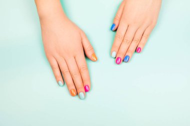 Turkuaz b trendy neon renklerde manikür ile kadın elleri