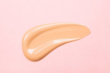 Pembe arka planda fondöten lekesi