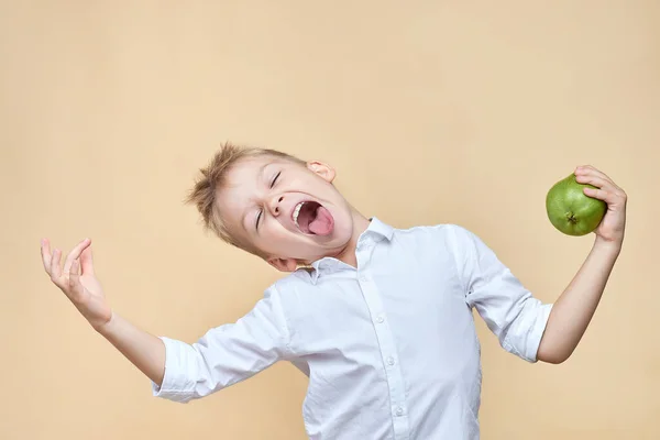 Şirin, dağınık çocuk elinde bir armut tutuyor ve şımartıyor..