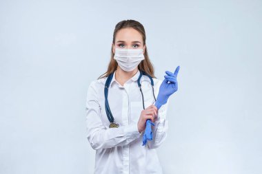 Gözlüklü genç çekici doktor steteskop kullanarak nefes alışını dinliyor. Tıbbi konsept.