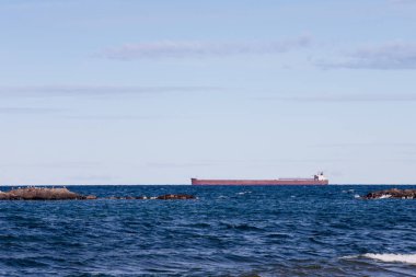 Büyük Göller Freighter Rocky Outcroppings Arkasında Geçen
