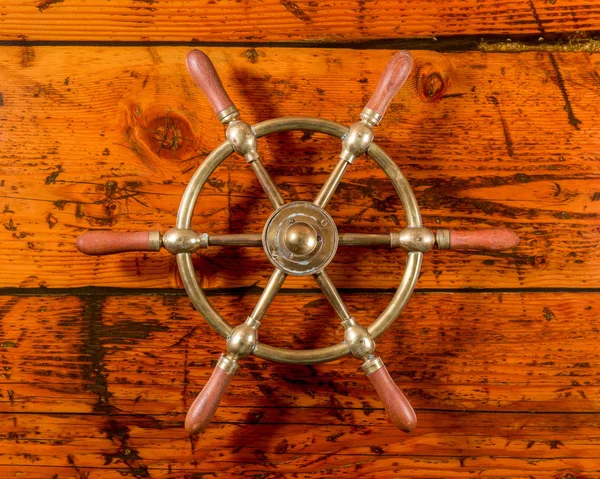 織り目加工の木材に真鍮船ホイール ロイヤリティフリーのストック写真