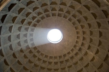 Güneş ışığı ile Panteon Dome