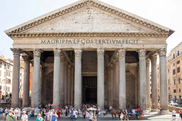 Le Panthéon et les touristes — Photo
