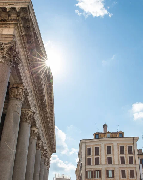 Panthéon Toit avec éruption solaire et espace de copie — Photo