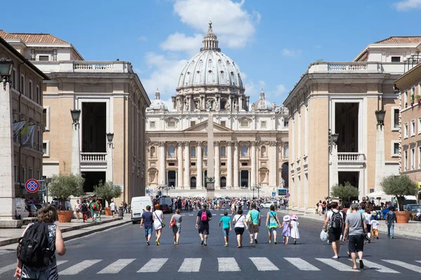 İtalya'da Vatikan'a Yaklaşan Turistler — Stok fotoğraf