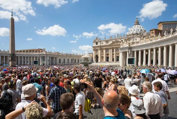 Vatikan'daki Saint Peters Meydanı'nda Büyük Kalabalık — Stok fotoğraf