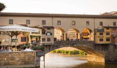 Turistler Floransa Ponte Vecchio köprü bakıyor, İtalya