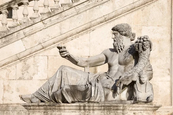 Статуя лежащей фигуры на площади дель Кампидольо в Риме — стоковое фото