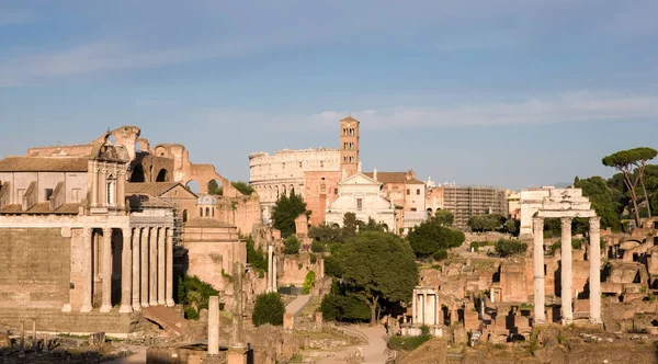 Ruines de la Rome antique dans la lumière du soir — Photo