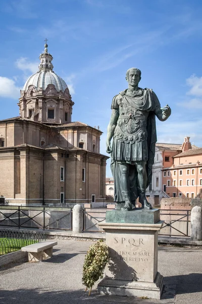 Roma İtalya'da Jül Sezar Heykeli — Stok fotoğraf
