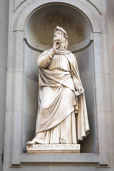 フィレンツェのフランチェスコ・ペトラルカ像(イタリア) ロイヤリティフリーのストック画像
