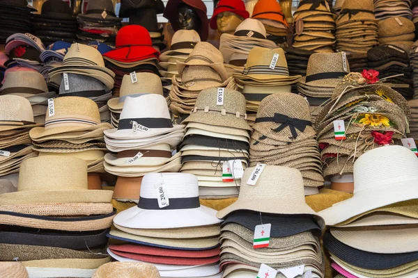Chapeaux à vendre dans un marché de rue italien — Photo