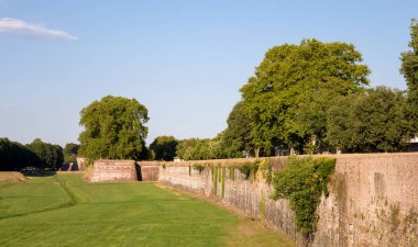 Ortaçağ duvar bir Italyan Köyü çevreleyen