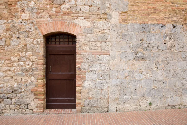 Kopya alanı ile Ortaçağ Toskana duvar kahverengi kapı — Stok fotoğraf