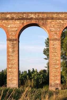 Akşam ışığında antik Italyan su kemeri