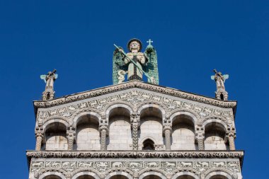 Bir süslü kilise cephe tepesinde mavi gözlü melek