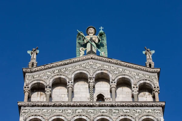 Bir süslü kilise cephe tepesinde mavi gözlü melek — Stok fotoğraf