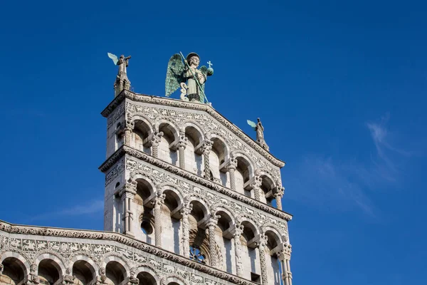 Bir süslü kilise cephe tepesinde mavi gözlü melek — Stok fotoğraf