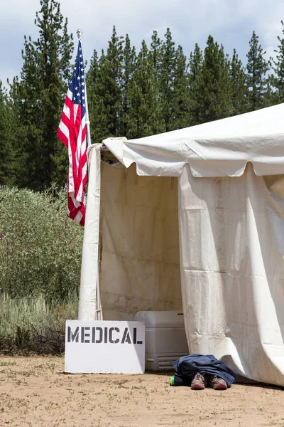 Medische tent met Amerikaanse vlag — Stockfoto