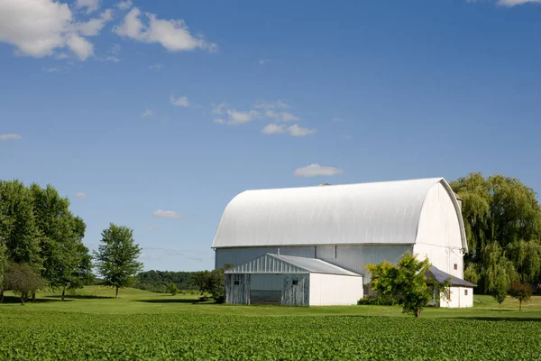 White Barn with Copy Space — Stock Photo, Image