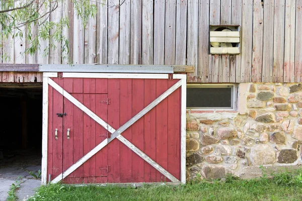 Красная амбарная дверь — стоковое фото