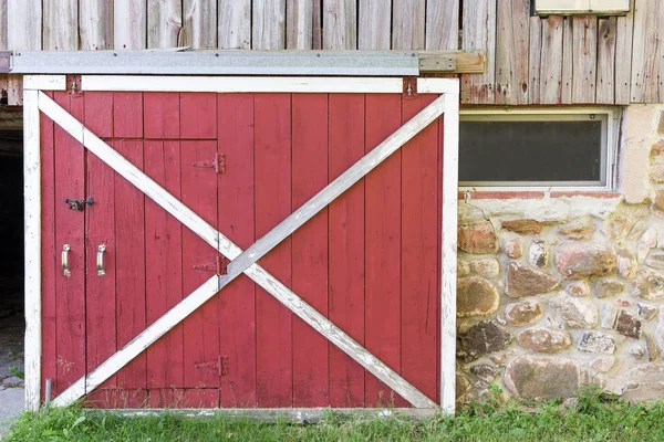 Red Barn Door — Stock Photo, Image