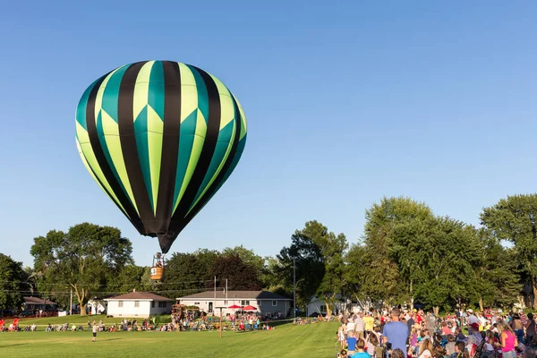 Balon na gorącym powietrzu wznoszący się nad tłumem — Zdjęcie stockowe