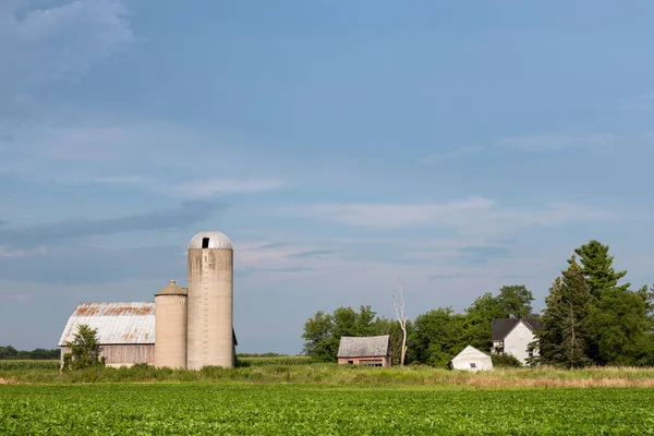 Granja familiar abandonada con espacio de copia — Foto de Stock