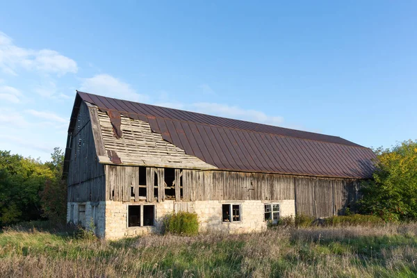 Opuštěná a dilatovaná stodola — Stock fotografie