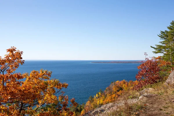 Blauer See, Herbstblätter und ein klarer blauer Himmel — Stockfoto