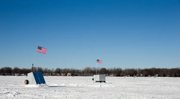 Ledové šanky na zmrazeném jezeře s americkými vlajkami — Stock fotografie