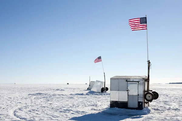 Hielo Shanties en el lago congelado con banderas americanas — Foto de Stock