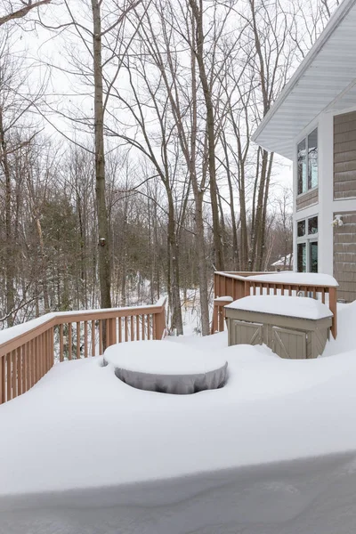 Buiten patio onder de diepe sneeuw — Stockfoto