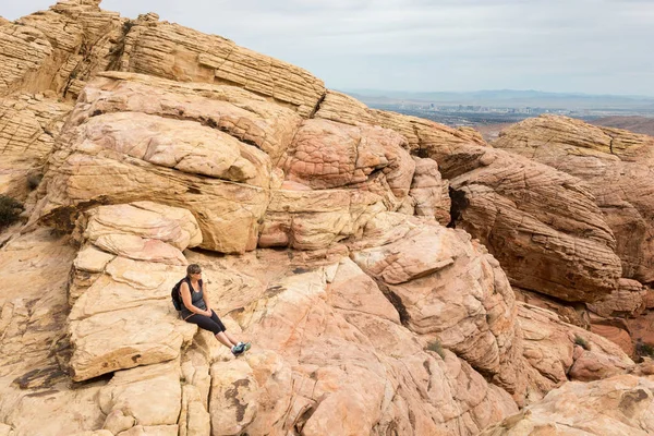 Çölde Bir Dağda Oturan Kadın Yürüyüşçü