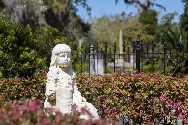 Estatua de Little Gracie en el cementerio de Bonaventure —  Fotos de Stock