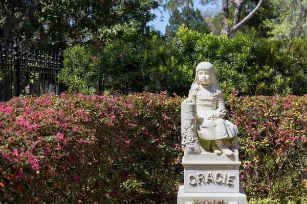 Estatua de Little Gracie en el cementerio de Bonaventure — Foto de Stock