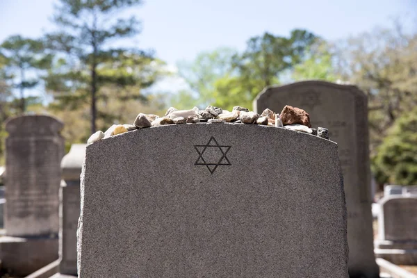 Lapide nel cimitero ebraico con stella di David e pietra della memoria — Foto Stock